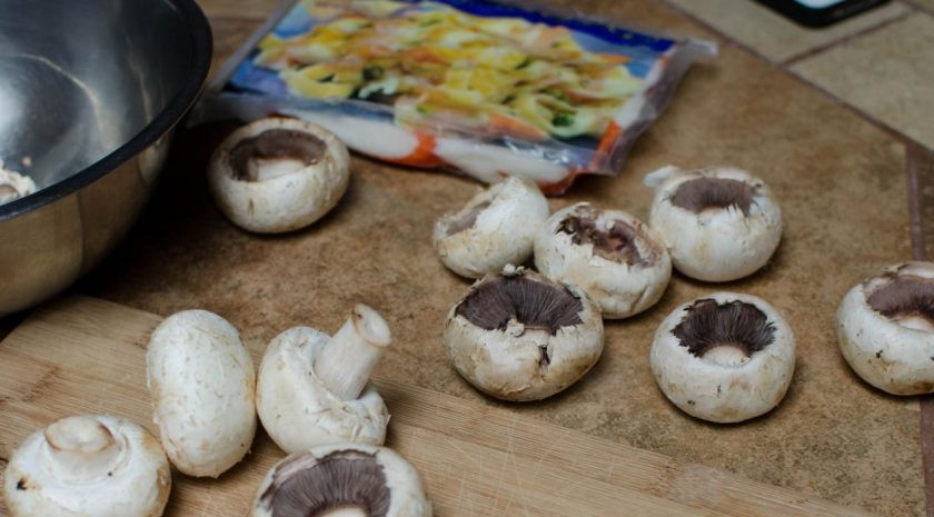 1. Этап. Закуска в грибных шляпках: Грибы промойте, удалите из них ножки.