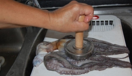 1. Этап. Осьминог по-итальянски: Чтобы осьминог получился мягким и нежным, его необходимо хорошо отбить молоточком.