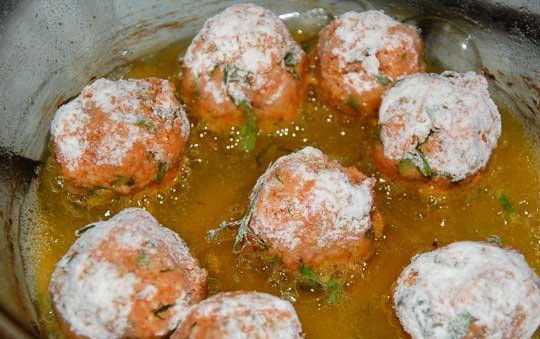 1. Этап. Морковные крокеты: Сформировать шарики, обвалять их в муке и отправить их жариться в масле до золотистой корочки.