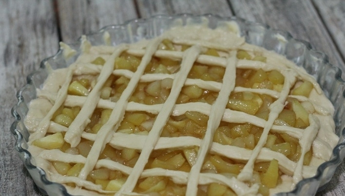1. Этап. Пирог из дрожжевого теста с яблоками: Оставшееся тесто выложите сверху в виде сетки или другого узора.