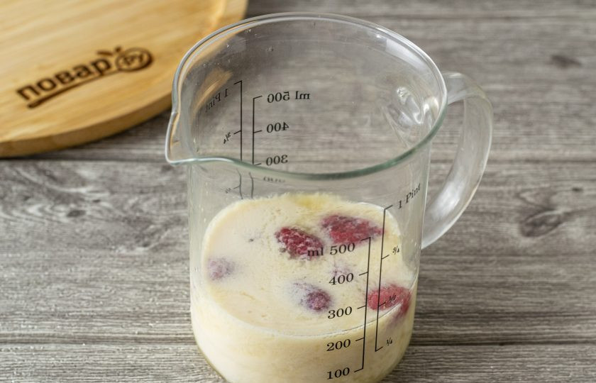 1. Этап. Малиновый шейк: Переложите малину в высокий стакан. Пару ягодок отложите для украшения.