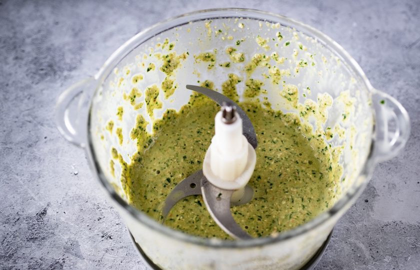 1. Этап. Овсяноблин со шпинатом: Запустите устройство примерно на 1 минуту. В итоге должно получиться овсяно-шпинатное тесто по густоте подобное жирной сметане.