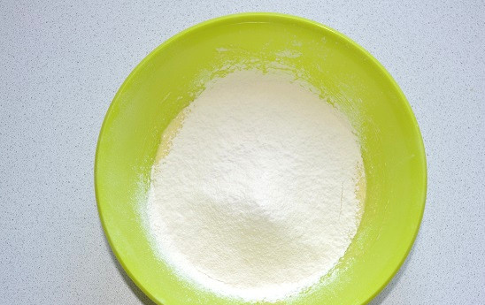 1. Этап. Торт Вера: Всыпьте соль и просеянную муку. Добавлять лучше небольшими порциями, чтобы тесто не было слишком забитым.