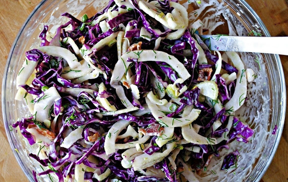 1. Этап. Салат с капустой и фенхелем: 7. Заправьте салат. Перемешайте. Приятного аппетита!