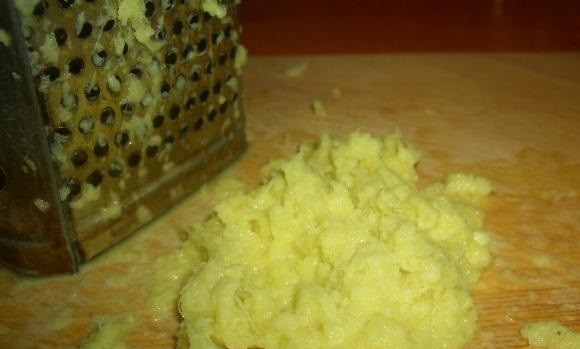 1. Этап. Имбирное печенье со свежим имбирем: 1. Корень имбиря очищаем и моем, натираем его на мелкой терке.