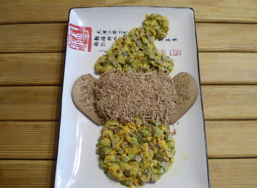 1. Этап. Салат Новогодняя обезьянка: Оформите печенью 