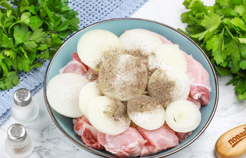 1. Этап. Шашлык из свинины в луковом маринаде: Добавьте соль и молотый черный перец. Если любите другие приправы и специи, то добавьте и их, но только не крупного помола, так как они подгорят.