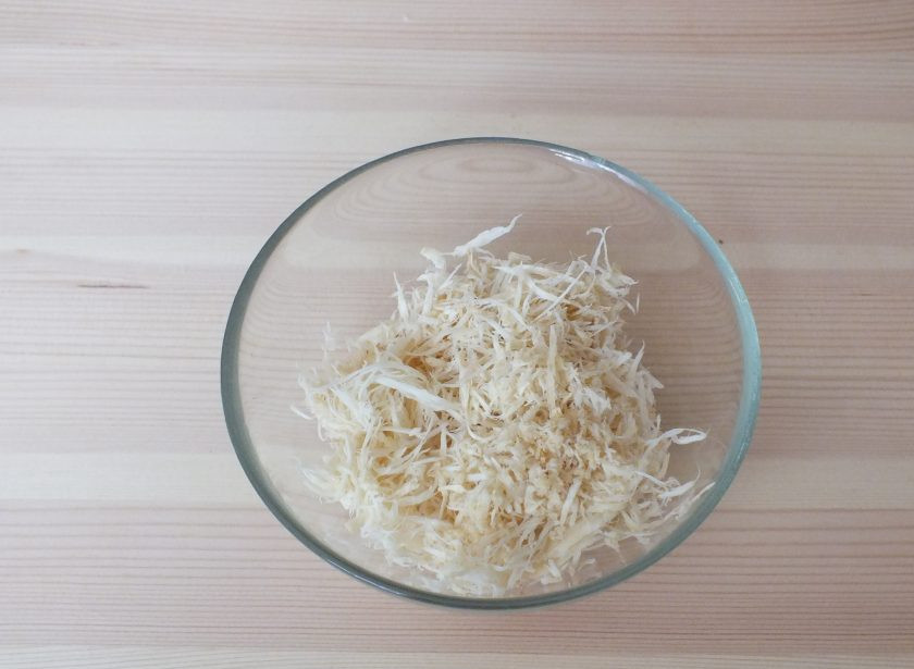 1. Этап. Хрен с яблоками на зиму: Корень хрена вымойте, почистите, натрите на мелкой терке.