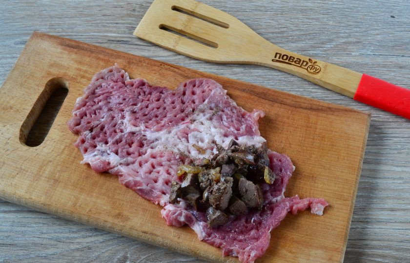 1. Этап. Мясные рулетики с печенью: Каждый ломтик мяса (напоминаю, что их необходимо отбить с двух сторон) посолите и поперчите с обеих сторон. На каждый ломтик положите немного начинки, заверните в рулет.