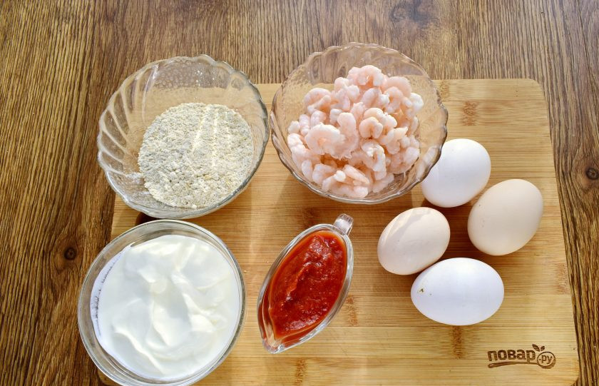 1. Этап. Запеканка из белой рыбы с креветками в томатном соусе: Подготовьте остальные ингредиенты. Креветки разморозьте при комнатной температуре, овсяные хлопья измельчите.