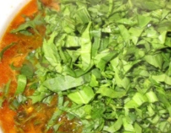 1. Этап. Борщ зеленый со щавелем: Картофель уже сварился, добавляем в кастрюлю обжаренные овощи с томатом, щавель и зелень. Солим и добавляем перец. Варим минут 5-6.