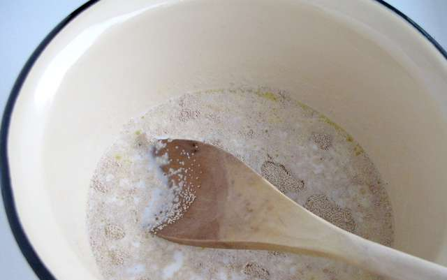 1. Этап. Брусничный пирог со сметаной: 1. В теплом молоке разводим дрожжи, как указано на упаковке.