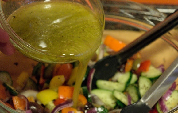 1. Этап. Салат из овощей с сухариками: 8. И вылейте в салатник.