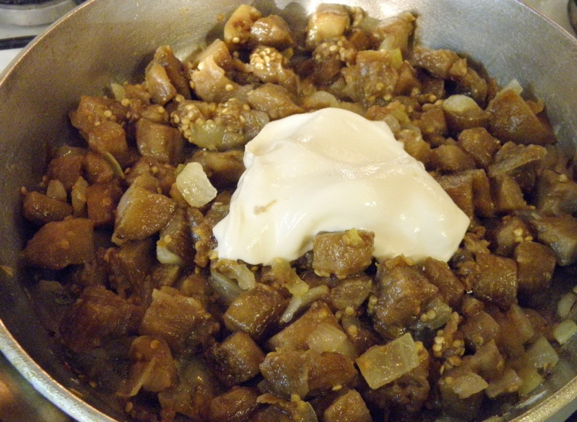 1. Этап. Жульен в тарталетках: Добавьте сметану, протушите до испарения лишней влаги.