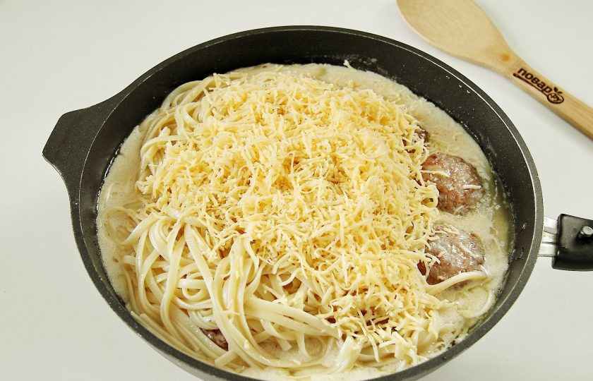 1. Этап. Лапша с тефтелями: Добавьте лапшу и тертый на мелкой терке сыр.