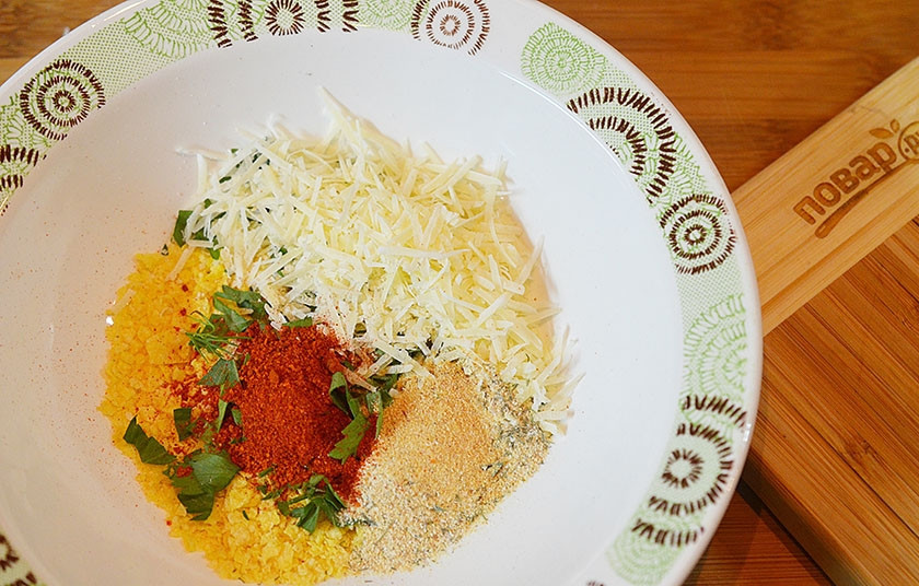 1. Этап. Деревенский картофель под сырным соусом: Добавьте все остальные специи и приправы, а также пармезан.