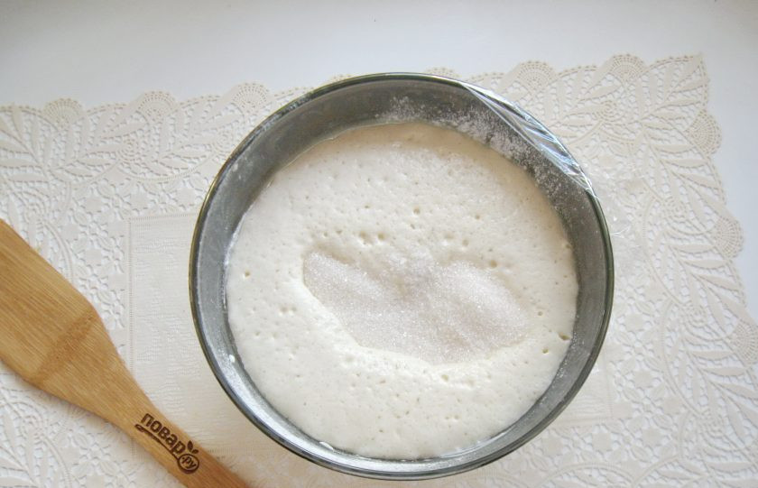 1. Этап. Оладьи без яиц и молока: Всыпьте в тесто соль и еще 2 столовые ложки сахара.
