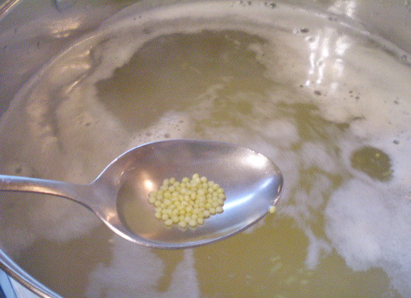 1. Этап. Диетические щи из свежей капусты: 7. В кипящую соленую воду первым кладем пшено, снова доводим воду до кипения.