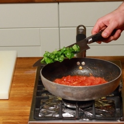 1. Этап. Баклажаны, фаршированные помидорами и сыром: Спустя 5 минут добавить зелень и снять с огня.