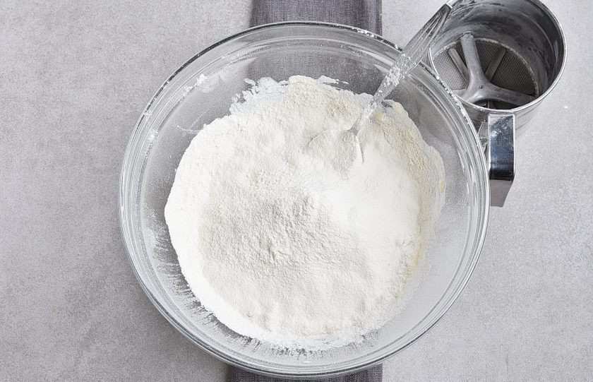 1. Этап. Банановый пирог в мультиварке: Просейте смесь муки, разрыхлителя и соли в миску с бананами и сметаной.