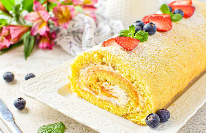 1. Этап. Бисквитный рулет с кремом из сливок: Готовый рулет можно посыпать сахарной пудрой и украсить свежими ягодами. Приятного угощения!