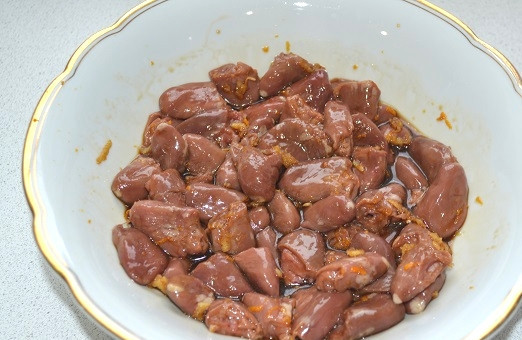 1. Этап. Куриные сердечки с медом: 6. Отправьте в маринад сердечки и оставьте их на полчасика-40 минут.