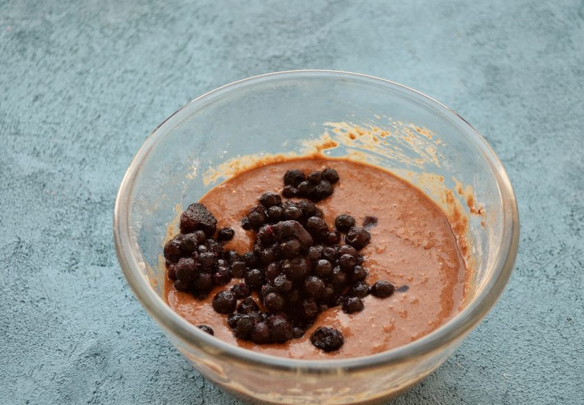 1. Этап. Кексы из цельнозерновой муки: Соедините влажную смесь с сухой, перемешайте. Добавьте чернику, ещё раз аккуратно все перемешайте.