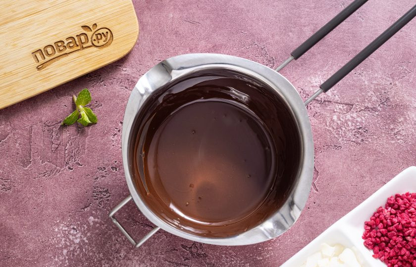1. Этап. Сырки из зеленой гречки: Для глазури растопите темный шоколад с кокосовым маслом до жидкого состояния.