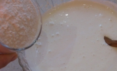 1. Этап. Торт Подарок: Затем добавляем муку и аккуратно перемешиваем.