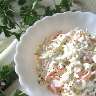 Салат из квашеной капусты и лука-порея