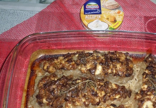 1. Этап. Запеченная скумбрия с овощами и сыром: Через 40-45 минут форму с рыбой вынимаем из духовки. Убираем фольгу и снова помещаем форму с рыбой в духовку на 5-10 минут. Затем вынимаем форму с запеченной рыбой из духовки.