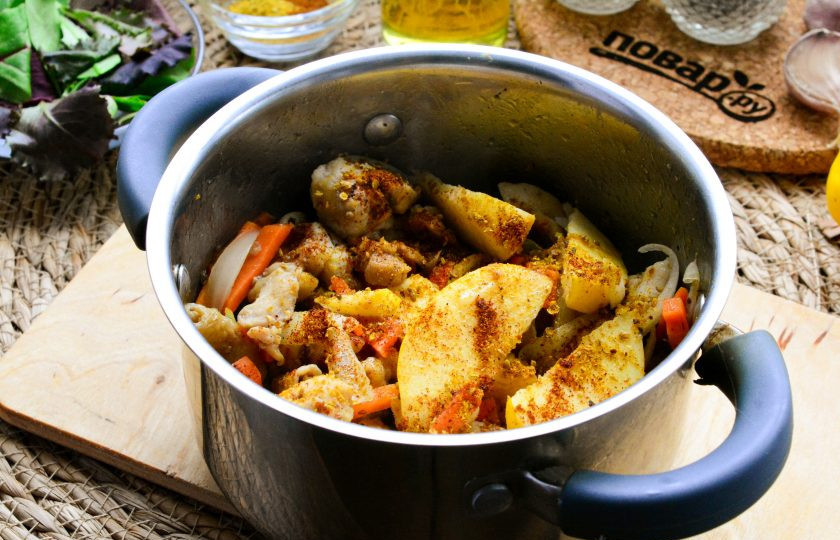 1. Этап. Плов с курицей и айвой: Жарьте куриное мясо с овощами и айвой 3-4 минуты. Несколько раз перемешайте.