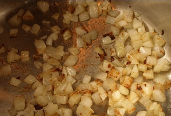 1. Этап. Cалат из чечевицы: 1. Для начала обжарим на небольшом количестве оливкового масла измельченный лук до золотистого цвета.