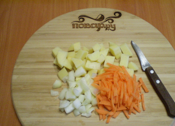 1. Этап. Суп на рыбном бульоне: 4. Нарежьте мелко все овощи.