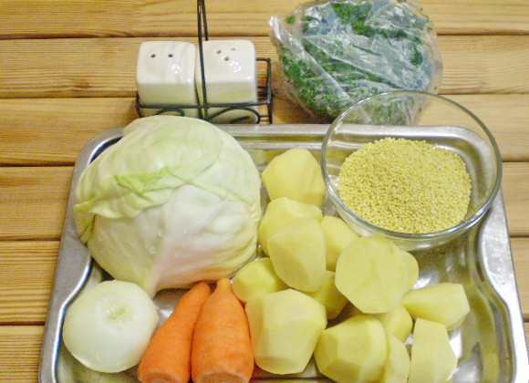 1. Этап. Диетические щи из свежей капусты: 1. Приготовим продукты. Овощи очистить и тщательно вымыть.
