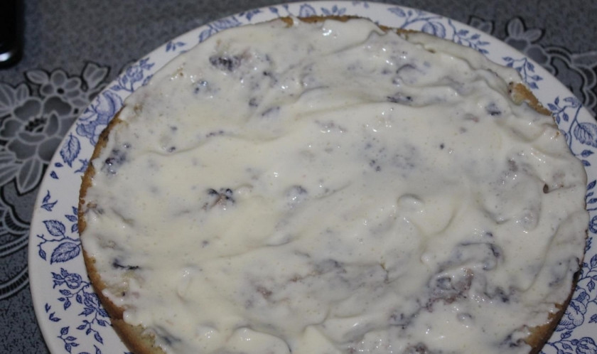 1. Этап. Торт Легко и быстро: 12. Выкладываю первый корж, смазываю его сметанным кремом.