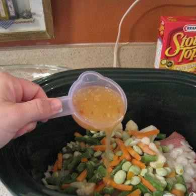 1. Этап. Пюре из индейки: Влейте итальянскую заправку.