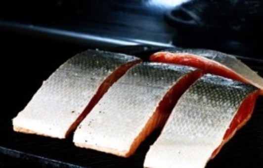 1. Этап. Лосось под соусом Терияки: 3) Лосось выложите на гриль кожей вверх ( или обычную сковородку) и обжаривайте примерно 5 минут.