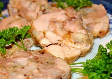 1. Этап. Куриный рулет в пакете из-под молока: Достаем рулет, нарезаем его и подаем к столу.