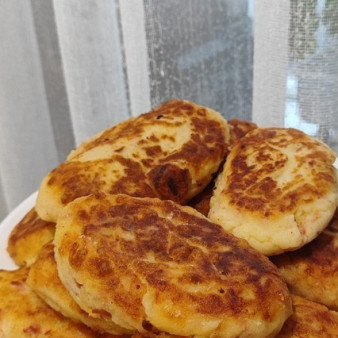 Картофельные котлеты с жареным луком и ветчиной