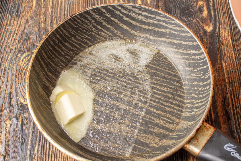 1. Этап. Нежный рис на кефире: В сковороде или сотейнике растопите сливочное масло.