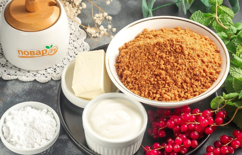 1. Этап. Пирожное Медовая картошка: Подготовьте указанные ингредиенты. Лучше всего измельчить в крошку медовый корж или медовое печенье с помощью блендера. В качестве обсыпки можно использовать какао-порошок или кокосовую стружку, медовую крошку, это по вашему желанию.