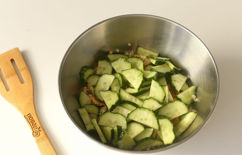 1. Этап. Салат с булгуром и курицей: Добавьте нарезанные произвольно огурцы.