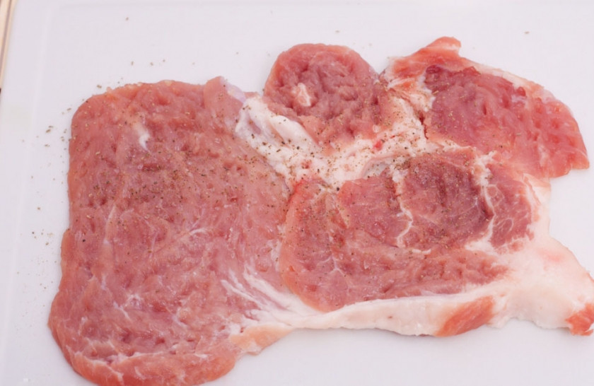 1. Этап. Мясные рулетики с черносливом: Мясо нарезаем пластами, отбиваем с двух сторон. Отбитые кусочки солим и перчим с двух сторон.