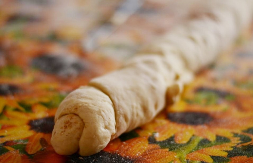 1. Этап. Крендель с корицей: Затем сверните пласт в тугой рулет.