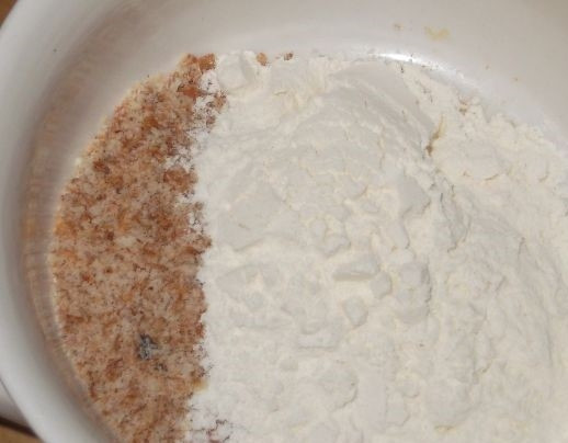 1. Этап. Кольца кальмаров в кляре: 3. Смешайте панировочные сухари и муку. Обмакните кальмара в кляре и затем обваляйте в панировке.