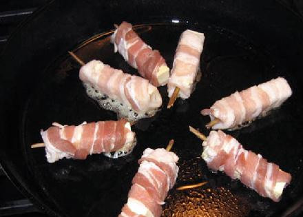 1. Этап. Бекон с острым соусом: Обжариваем на большой сковороде.