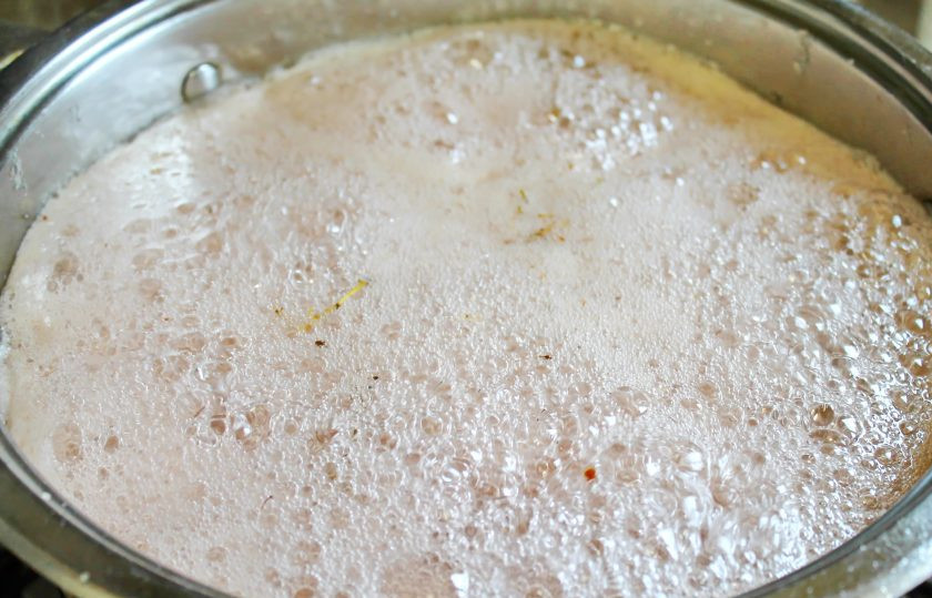 1. Этап. Варенье-желе из смородины: Поставьте кастрюлю сначала на медленный огонь до появления жидкости. Затем сделайте сильный огонь и варите в течение 10 минут, перемешивая.