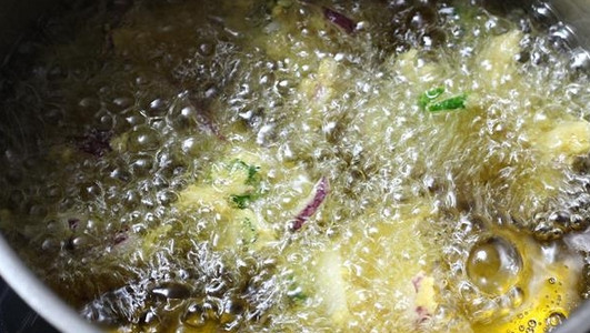 1. Этап. Пакора из лука: 6. Разогрейте растительное масло. Выкладывайте лук небольшими порциями и жарьте до румяности.