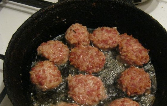 1. Этап. Куриные ежики: 2. Теперь лепим шарики, и на растительном масле на сильном огне обжарим, не забывая переворачивать. Должна получится корочка со всех сторон.